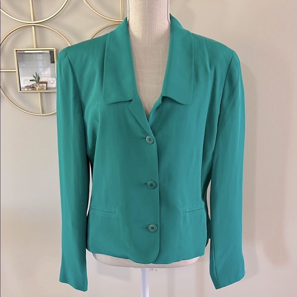 Pat Argenti vintage woman’s 💯 silk green jacket three button closure size 12